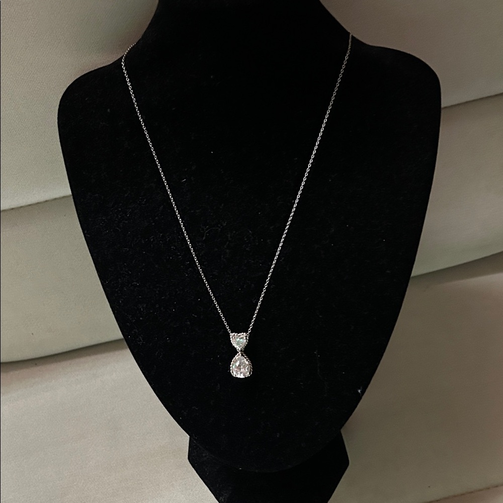 Elegant Silver Necklace with Teardrop Pendant